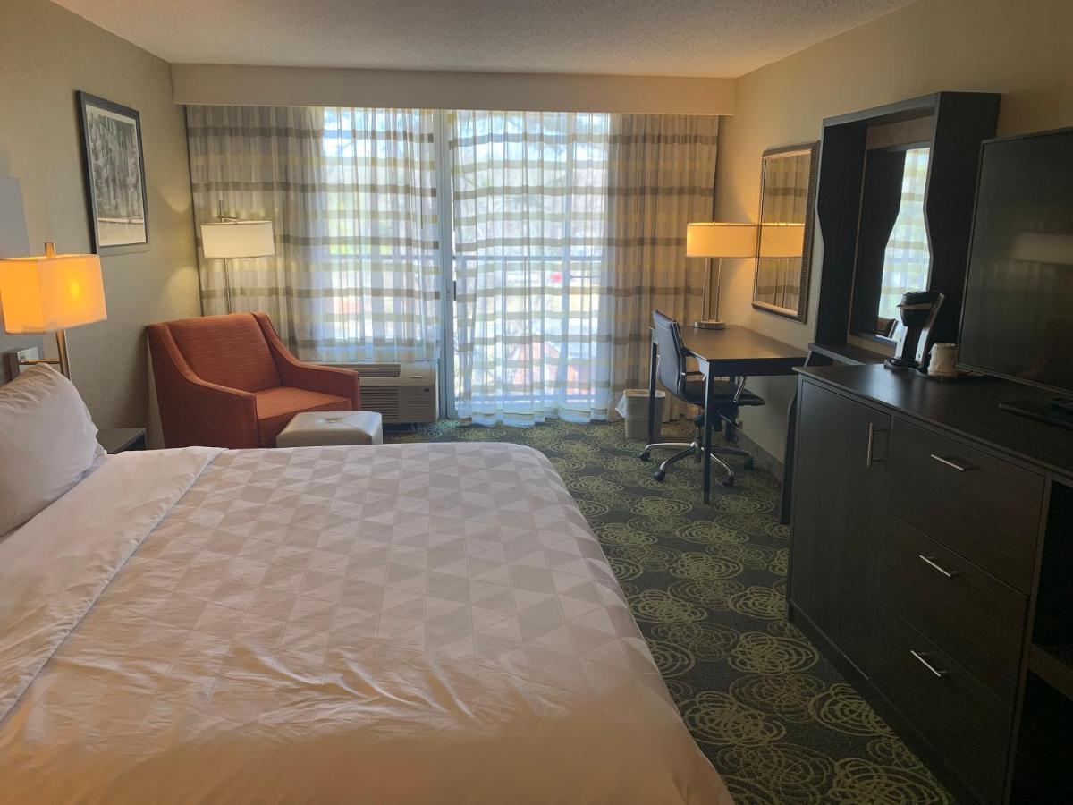 Holiday Inn University Area Charlottesville By Ihg Экстерьер фото